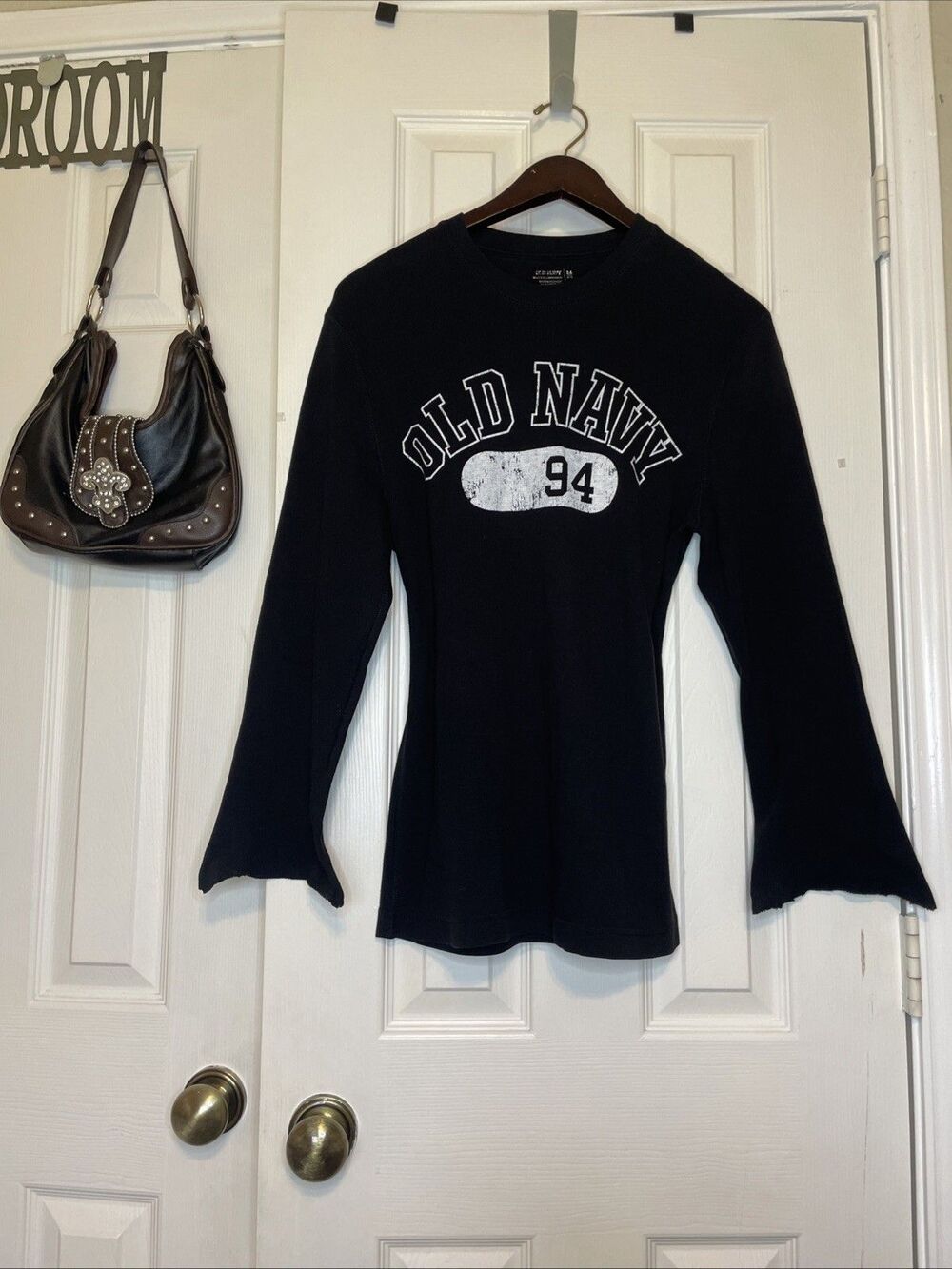 Vintage 2000s Old Navy “94” Black Logo Long Sleeve Tee Y2K Belle Sleeve Medium
